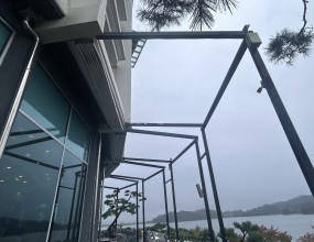 그동안 시공에만 전념하다스카이어닝 유지보수에 추가 업무를진행했습니다.기존 스카이어닝 유지보수 및 세척하여오래된 오염을 깨끗하게 제거하였습니다.기분까지 상쾌하고지속적인 관리 요청도 받았습니다.감사드립니다.
